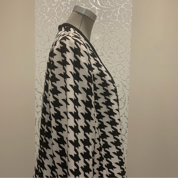 Tahari | Black & White Houndstooth Patterned Open-Front Blazer - Picture 4 of 9